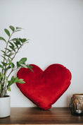 Carica l'immagine nel visualizzatore della galleria, Cuscino in velluto a forma di cuore per San Valentino con ricamo personalizzato