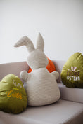 Charger l'image dans la visionneuse de la galerie, Coussin lapin de Pâques - Velours côtelé doux, parfait comme cadeau