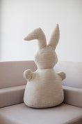 Charger l'image dans la visionneuse de la galerie, Coussin lapin de Pâques - Velours côtelé doux, parfait comme cadeau