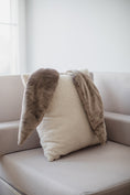 Cargar la imagen en la vista de la galería, Hasenohrenkissen aus Bouclé - Perfekt als Geschenk und zur Innendekoration