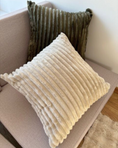 Cargar la imagen en la vista de la galería, Dekorative Kissen aus breitem Cord
