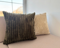 Cargar la imagen en la vista de la galería, Dekorative Kissen aus breitem Cord
