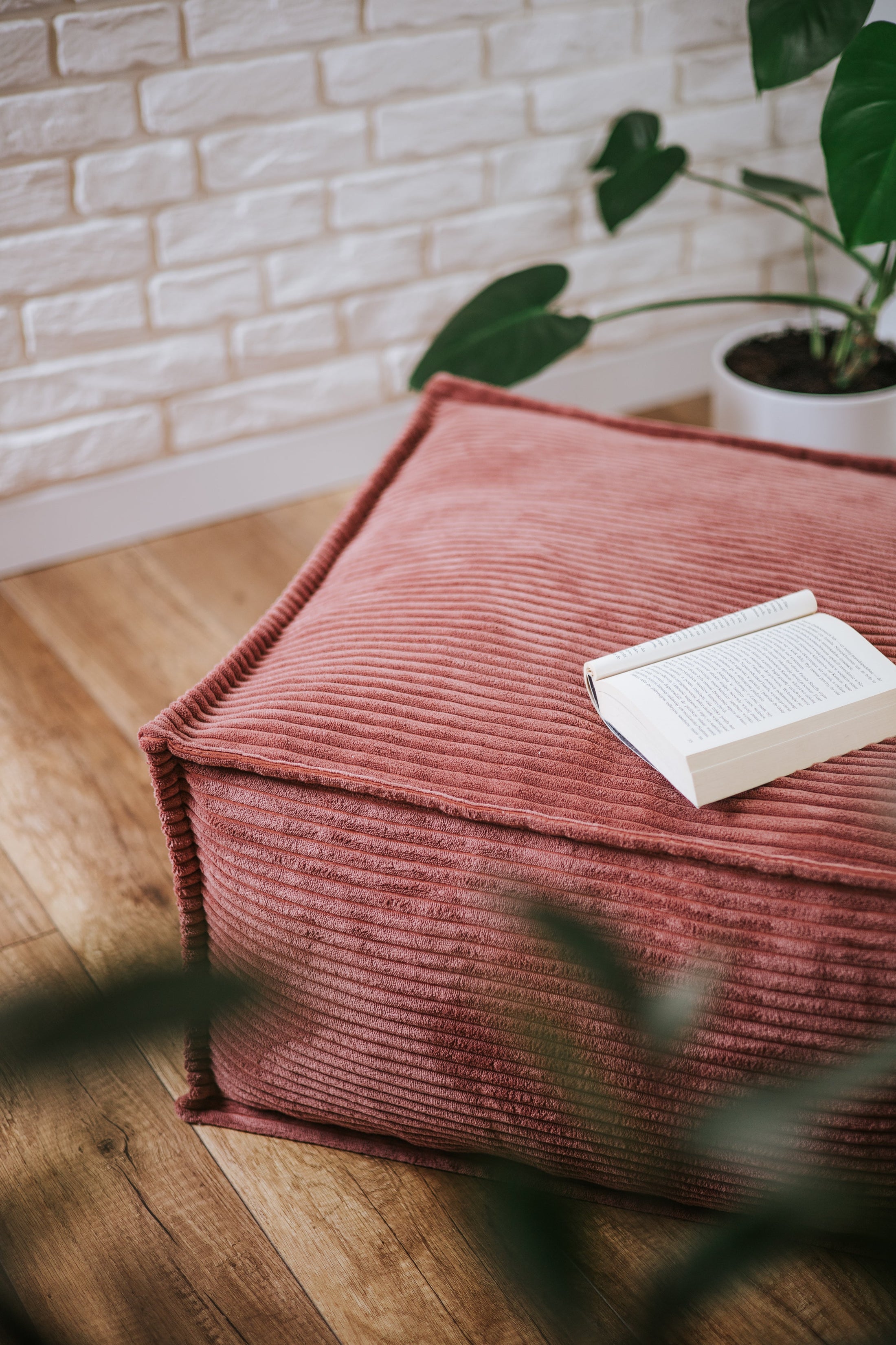 Quadratischer Sitz für Kinder, Cord-Hocker, ideal für das Kinderzimmer